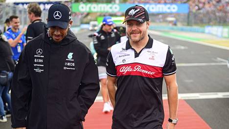 Valtteri Bottas (oik.) entisen tallitoverinsa Lewis Hamiltonin kanssa.