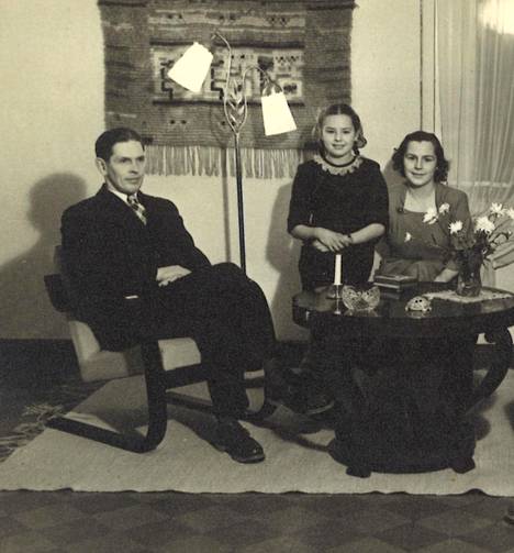 Valkeakoskella. ”Kuvassa on isäni Pentti ja äitini Maj. Kalustuksessa näkyy aito 1950-luvun sisustustyyli!”