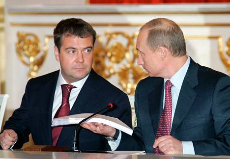 Presidentti Vladimir Putin keskusteli ensimmäisen varapääministerin tehtävässä aloittaneen Dmitri Medvedevin kanssa marraskuussa 2005. 