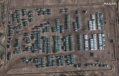 Joidenkin arvioiden mukaan Venäjällä voi olla jopa 175 000 sotilasta Ukrainan rajan tuntumassa. Satelliittikuvat ovat Yhdysvaltain puolustusministriön välittämiä.