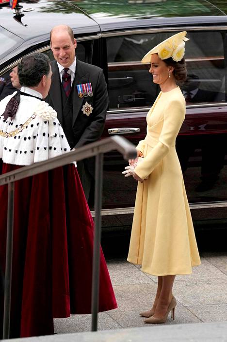 Prinssi William ja herttuatar Catherine vastaanottivat suuret hurraukset yleisöltä.