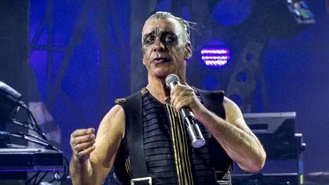 Saksalainen metalliyhtye Rammstein esiintyi Helsingin olympiastadionilla viikonloppuna. Kuvassa laulaja Till Lindeman.
