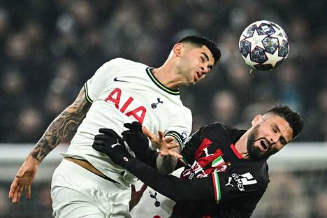 Tottenhamin Cristian Romero (vas.) kaksinkamppailussa Milanin Olivier Giroudia vastaan.