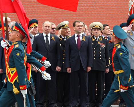Medvedev ja Putin seurasivat voitonpäivän paraatia Moskovassa toukokuussa 2011.