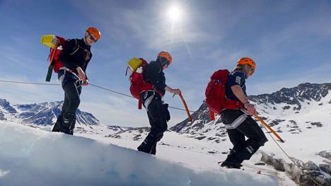 Roni Back, Katja Ståhl ja Sauli Koskinen näkevät ilmastonmuutoksen vaikutukset silmien edessään, kun jäätikkö sulaa heidän altaan.