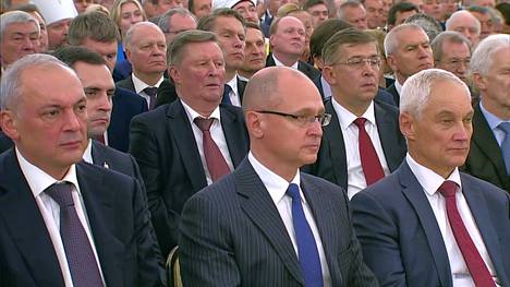 Sergei Kirijenkon (etualalla keskellä) takana istunut Sergei Ivanov ei näyttänyt voivan hyvin. 