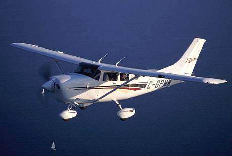 Paikallisen poliisin mukaan turmakone oli tyypiltään amerikkalaisvalmisteinen Cessna 206.