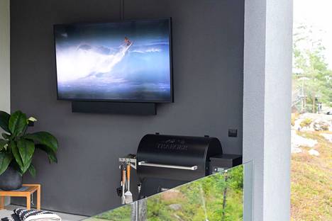 Betoniviidakon luksusterassilla voi katsella televisiota vaikka poreammeesta. Toteutus on Lakka-kivitalojen.