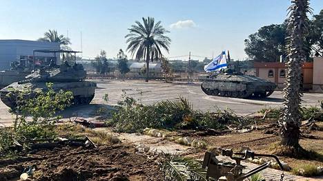 Israelin panssarivaunuja Rafahissa tiistaina.