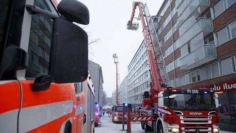 Tuomikirkonkatu sijaitsee Tampereen keskustassa. Kuva kahden vuoden takaa, jolloin kerrostalon ullakolla syttyi tulipalo samalla kadulla.