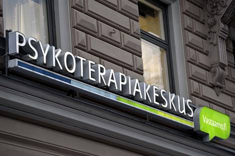Aleksanteri Kivimäki on epäiltynä mittaluokaltaan poikkeuksellisen laajasta psykoterapiakeskus Vastaamon tietomurrosta, jossa tuhansien asiakkaiden potilastietoja jaettiin pimeä verkkoon.