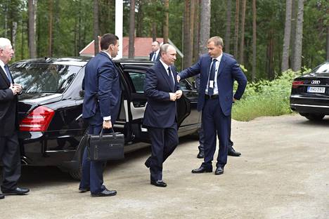 Putin nousi autostaan hotelli Punkaharjun pihalla.