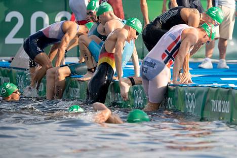 Tokion olympialaiset: triathlonin alussa totaalinen kaaos – vene aiheutti  pelottavan vaaratilanteen - Olympialaiset - Ilta-Sanomat