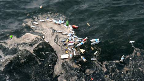 Tyhjiä muovipulloja ja muuta muoviroskaa Välimeren rannalla Libanonin Beirutissa.