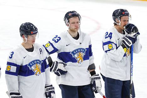 Suomen pelaajat vakavina tappion koitettua.
