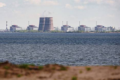 Ydinvoimala kuvattuna huhtikuun lopussa.