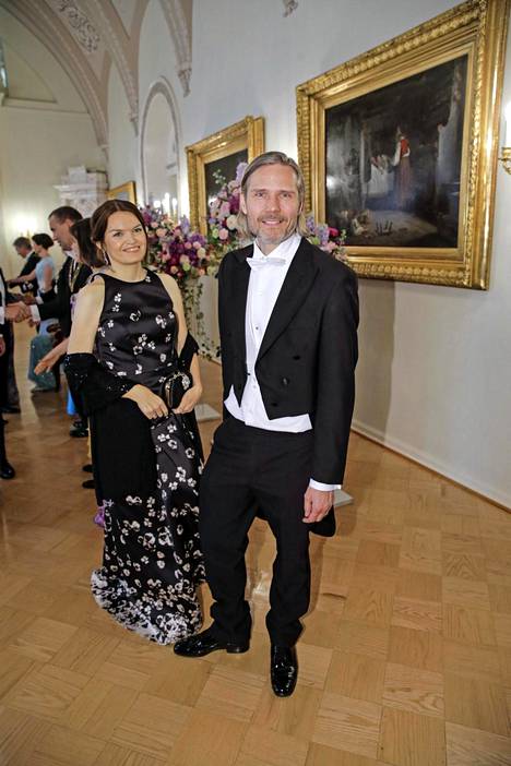 Kansainvälisesti kuuluisa säveltäjä  Tuomas Kantelinen  purjehti sisään elokuvantekijä-vaimonsa  Roosa Toivosen  kanssa.