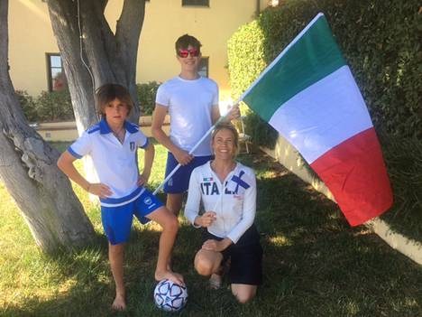 Ella Kanninen, Leo (takana) ja Raffa jännittävät Italian EM-kullan puolesta.