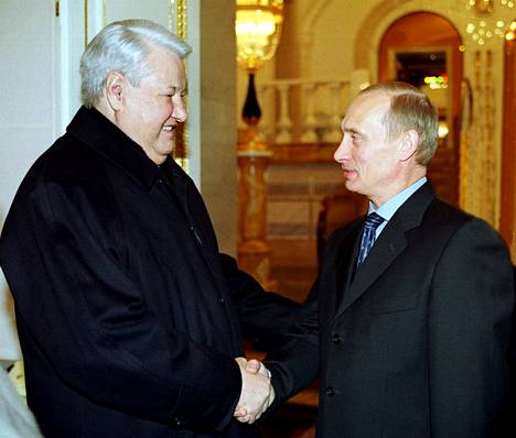 Boris Jeltsin ilmoitti uudenvuoden puheessaan vuosituhannen viimeisenä päivänä eroavansa presidentin paikalta. Virkaa tekeväksi presidentiksi nousi pääministeri tuolloin toiminut Vladimir Putin.