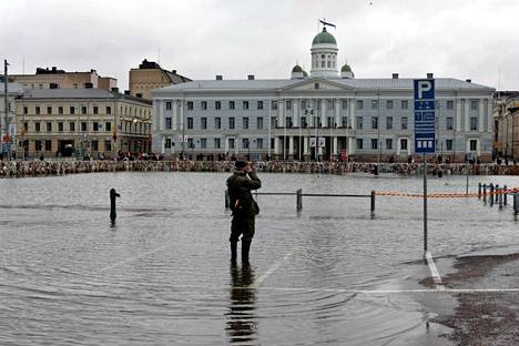 Tältä näytti Helsingin Kauppatori 9. tammikuuta 2005. Vapaapalokunta rakensi torin reunoille tulvavallin suojaamaan muun muassa kaupungintaloa.