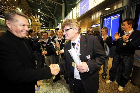 Salibandyliiton puheenjohtaja Matti Ahde (vas.) onnitteli salibandyn MM-kultaa voittaneen joukkueen päävalmentajaa Petteri Nykkyä joulukuussa 2008.