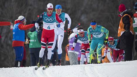 Martin Johnsrud Sundby (numero 4) johti ajoittain 50 kilometrin kilpailua olympiakisoissa 2018. Hänen takanaan hiihtävä Iivo Niskanen voitti, Sundby sijoittui 5:nneksi.