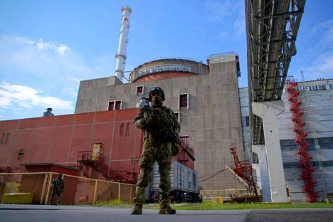 Venäläinen sotilas vartioi Zaporizzjan ydinvoimalaa Enerhodarissa toukokuussa.