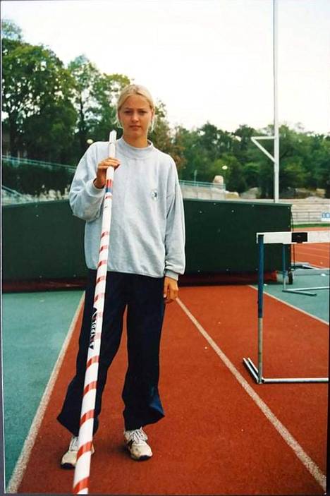 Suomalaisen naisseiväshypyn pioneeri Birgitta Schumacher urheilukentän laidalla 15-vuotiaana vuonna 1994.