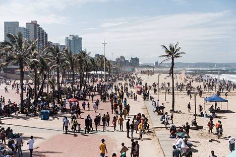 Ihmisiä rannalla Etelä-Afrikan Durbanissa uudenvuodenpäivänä. 