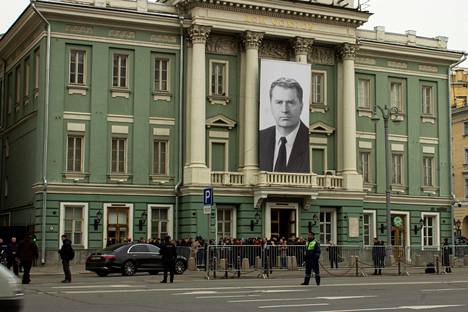 Viime huhtikuussa moskovalaiset jonottivat ammattiliittojen taloon osallistuakseen poliitikko Vladimir Zhirinovskin siunaustilaisuuteen.
