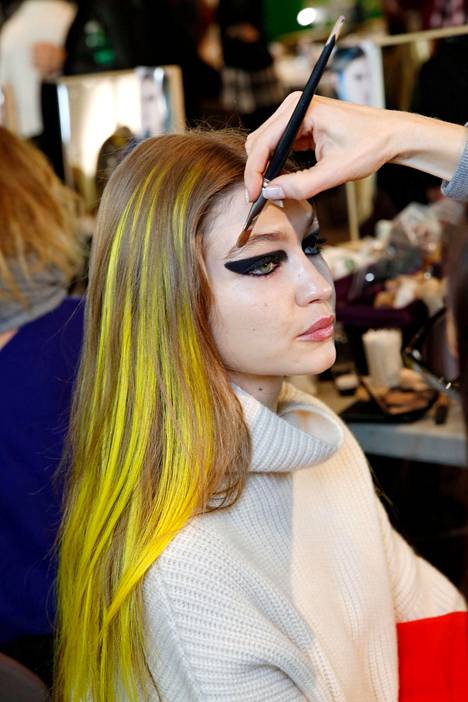 Versacen näytöksessä Gigi sai hiuksiinsa keltaiset raidat.