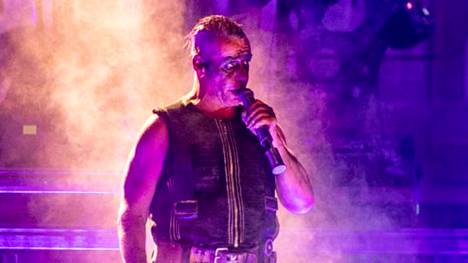 Rammsteinin bile- ja keikkakulttuuri nousi somekeskustelun kohteeksi viime viikolla. Kuvassa Rammsteinin laulaja Till Lindemann Suomen-keikallaan lauantaina 27. toukokuuta.