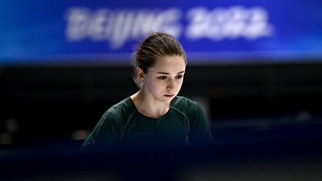 Kamila Valieva harjoitteli tavalliseen tapaansa sen jälkeen, kun tieto positiivisesta dopingtestistä oli tullut julkisuuteen perjantaina 11. helmikuuta 2022.