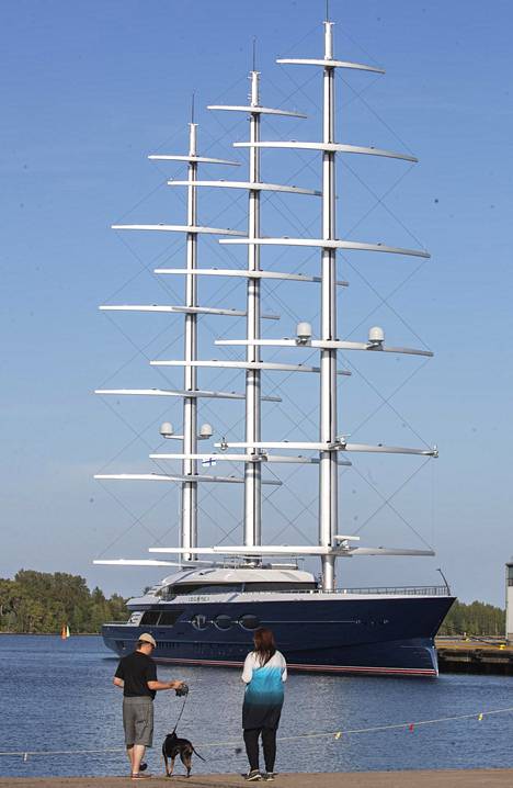 Maailman suurin purjejahti lipui Kotkaan – katso kuvat venäläismiljonäärin  107-metrisestä ”Mustasta helmestä” - Kotimaa - Ilta-Sanomat