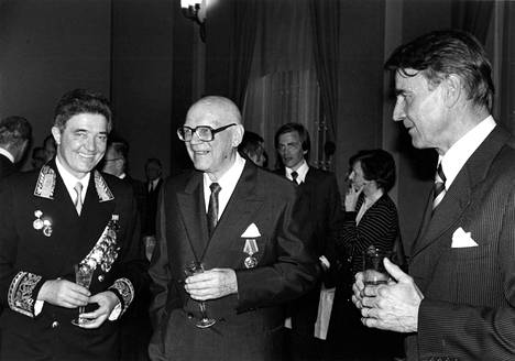 Presidentti Kekkonen ja pääministeri Koivisto YYA-sopimuksen 33. vuosipäivän juhlassa keväällä 1981, muutama kuukausi ennen presidentin sairastumista. Oikealla Neuvostoliiton suurlähettiläs Vladimir Sobolev.