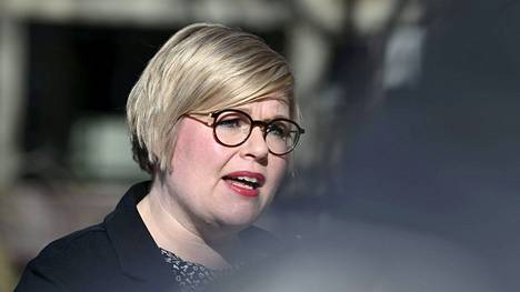 Valtiovarainministeri Annika Saarikko liputtaa jakeluvelvoitteen  alentamisen puolesta - Politiikka - Ilta-Sanomat