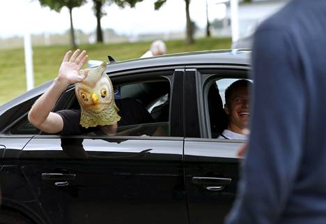 Kun Huuhkajat poistui torstaina Helsinki-Vantaan lentokentältä juhannuksen viettoon, Lukas Hradecky toivotti huuhkaja-maskin takaa kaikille hyvää kesää.