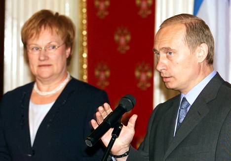 Tuoreet presidentit Halonen ja Putin tapasivat ensimmäisen kerran virallisesti kesällä 2000 Moskovassa. 