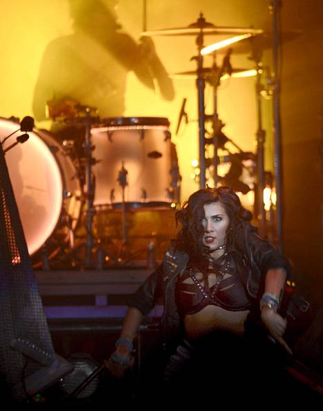 Mötley Crüe aloitti viimeisen Suomen-keikkansa – marssitti heti lavalle  vähäpukeisia naisia - Viihde - Ilta-Sanomat