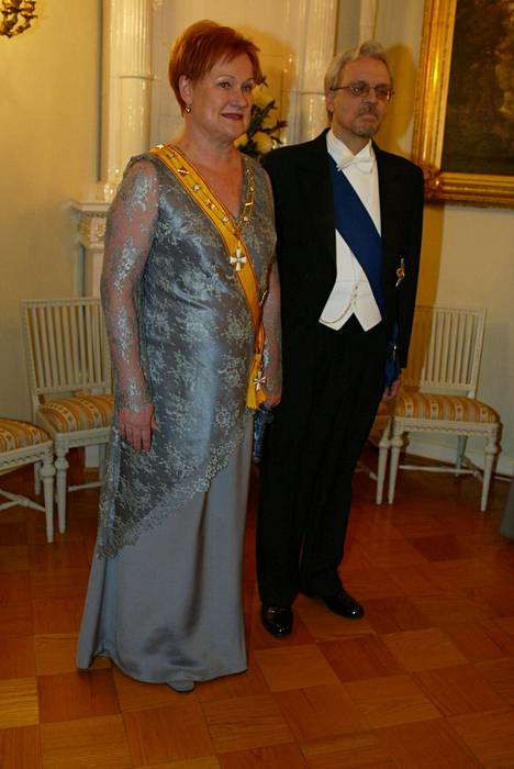 Presidentti Tarja Halosen yllä nähtiin Janne Renvallin suunnittelema luomus, joka nähtiin presidentin yllä jo Linnan juhlissa 2002.