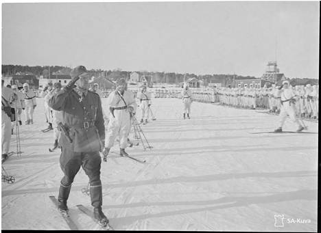 Saaren takaisin vallanneet suomalaisejoukot ”voitonparaatissa” vuonna 1942.