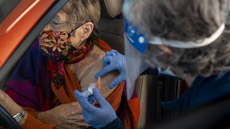 Nykyiset koronarokotteet eivät välttämättä anna täyttä suojaa eteläafrikkalaista virusmuunnosta vastaan. Kuvassa nainen saa Modernan rokotteen USA:n Tucsonissa.