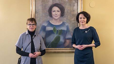 Presidentin puolison Jenni Haukion muotokuva paljastettiin helmikuussa. Muotokuvan on maalannut Susanne Gottberg (vas).
