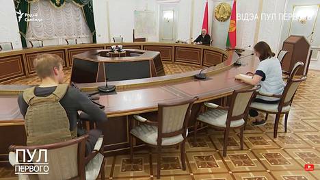 Luotiliivein varustautunut Nikolai Lukashenka (vas) neuvottelee isänsä ja tämän lehdistösihteerin kanssa reaktioista opposition mielenosoituksiin elokuun lopulla.