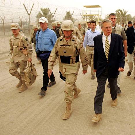 Puolustusministeri Rumsfeld vierailulla Abu Ghraibin vankilassa vuonna 2004. Siellä tapahtuneet kidutukset tahrasivat hänen maineensa.