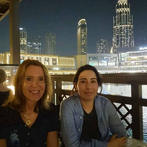 Toisessa julkaistussa kuvassa prinsessa Latifa on Dubaissa meren äärellä ravintolassa.