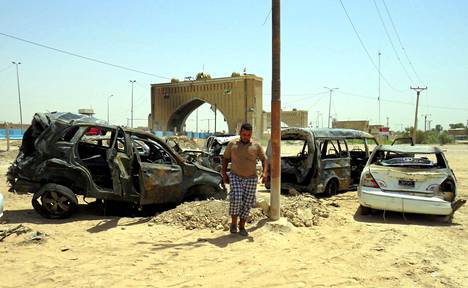Itsemurhaiskut ovat Bagdadissa lähes jokapäiväisiä. Mies tutki tarkastuspisteelle tehdyn iskun jälkiä heinäkuun 13. päivä.