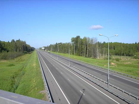 Pietaria ympäröivällä Kad-kehätiellä on pituutta yhteensä 142 kilometriä.
