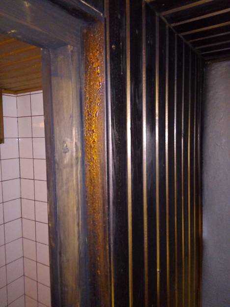 Rakennusinsinööri arveli, että saunaa oli yritetty lämmittää pelti kiinni ja tulipalo oli ollut erittäin lähellä. Saunahuone oli kauttaaltaan mustunut.