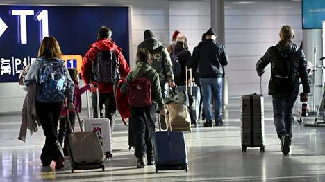 Lentomatkustajia Helsinki-Vantaan lentokentällä 27. marraskuuta 2021. Helsinki-Vantaan lentokentän terveysturvallisuusprosessia kiristetään Etelä-Afrikasta liikkeelle lähteneen omikron koronavirusmuunnoksen takia. 